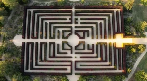 Geometrisches Labyrinth von oben mit einem hellen Ausgang am Rand