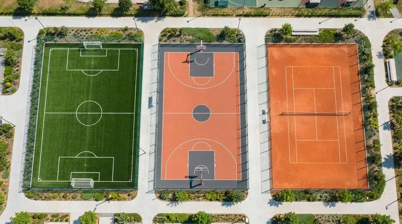 Fußballfeld, Basketballfeld und Tennisplatz aus der Vogelperspektive